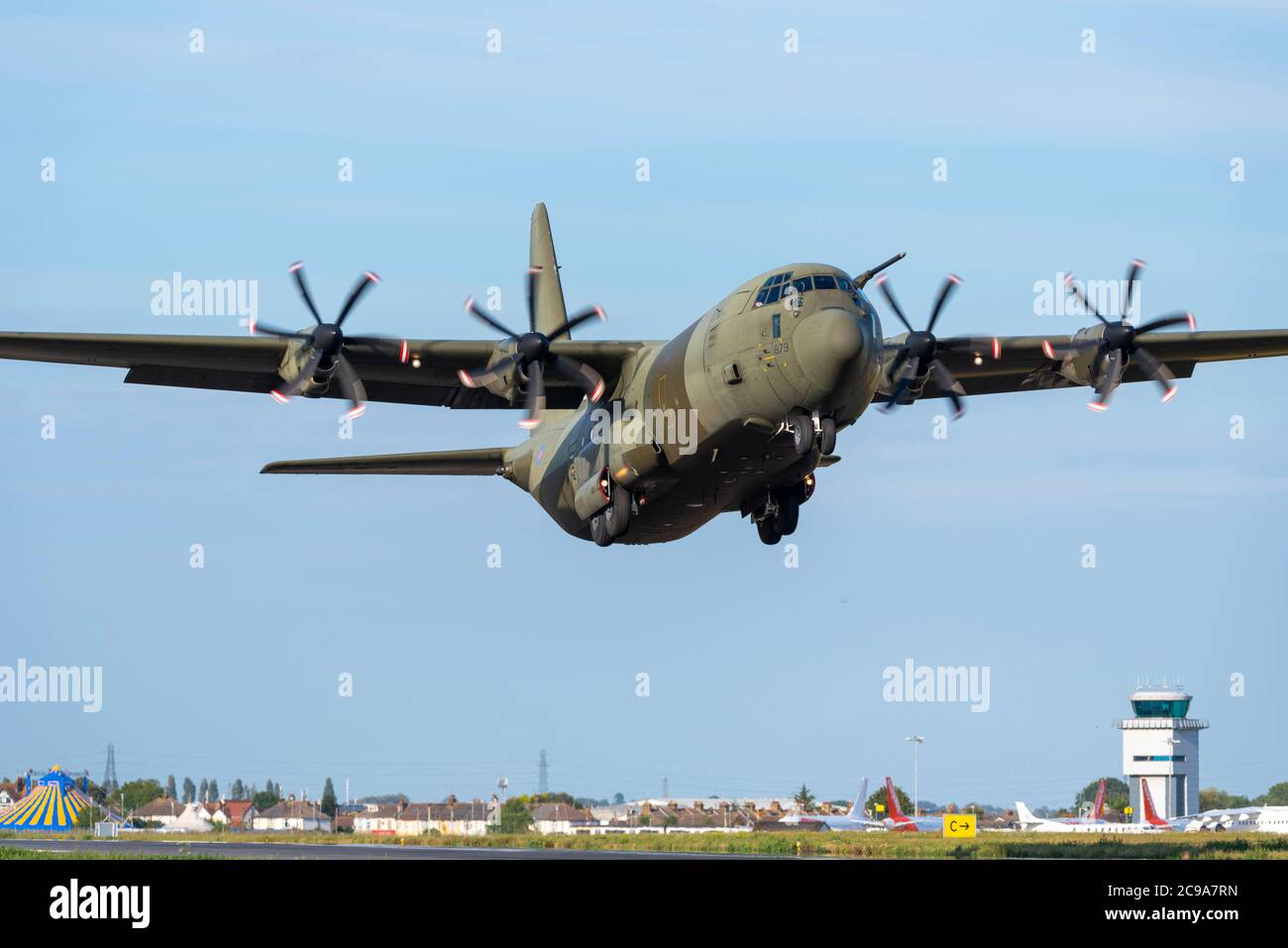 Royal Air Force C-130J Hercules presso l'aeroporto Southend di Londra, Regno Unito, su un volo di addestramento durante il COVID-19. Aereo di trasporto RAF che si allontana dalla pista Foto Stock