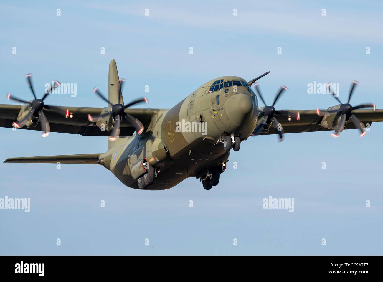 Royal Air Force C-130J Hercules presso l'aeroporto Southend di Londra, Regno Unito, su un volo di addestramento durante il COVID-19. Aereo di trasporto RAF che si allontana dalla pista Foto Stock