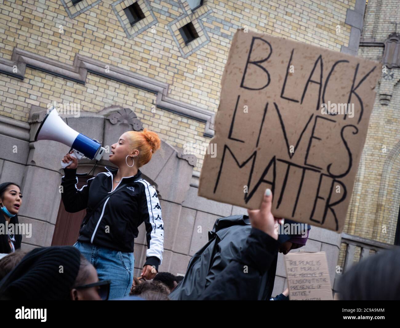 OSLO - 5 GIUGNO 2020: Migliaia di marzo dall'ambasciata degli Stati Uniti al parlamento norvegese per esprimere solidarietà con il movimento Black Lives Matter, Oslo, Norvegia, 5 giugno 2020. Foto Stock