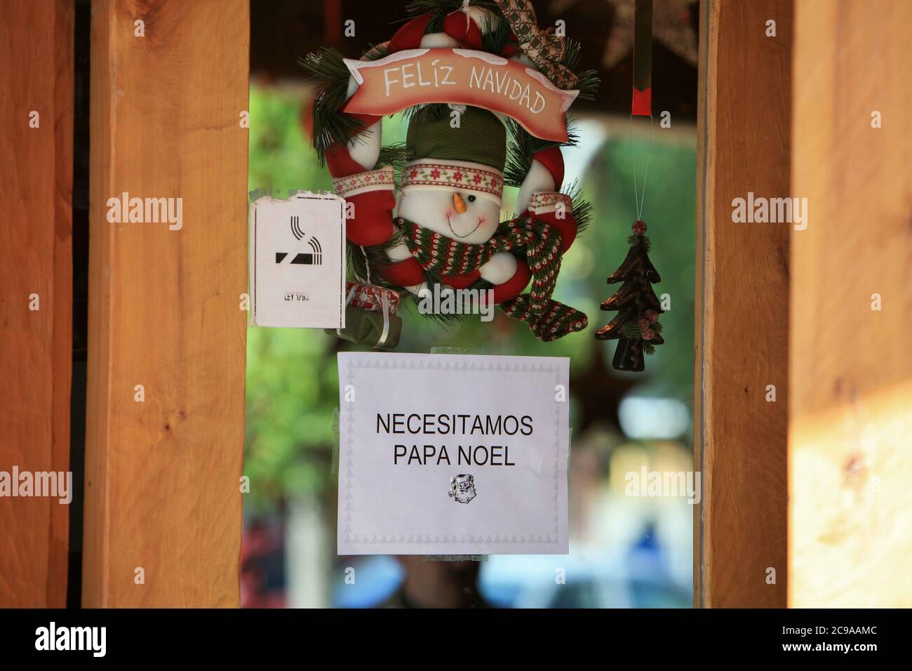 Nota di vacanza di Babbo Natale in uno storefront a Rio Gallegos, Patagonia. Traduzione dei segni: 'È necessario Claus'. Foto Stock