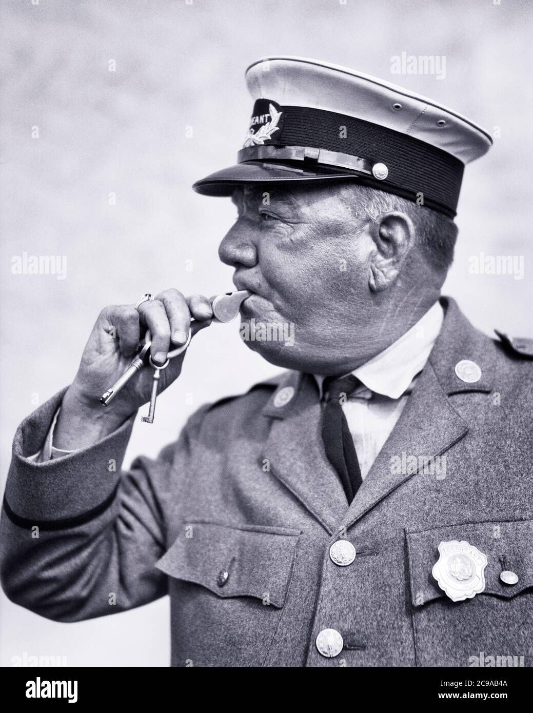 1920 1930 POLIZIOTTO DEL TRAFFICO CHE SOFFIA FISCHIO CHE INDOSSA UNIFORME - C3155 HAR001 HARS MASCHI RISK ORDER OFFICER DI MEZZA ETÀ B&W UOMO DI MEZZA ETÀ COP ABILITÀ OCCUPAZIONE PROTEGGERE LE COMPETENZE PROTEZIONE ED ECCITAZIONE AVVERTIMENTO LAVORO AUTORITÀ OCCUPAZIONE OCCUPAZIONI UNIFORMI ALLERTAMENTO FUNZIONARI DEI DIPENDENTI POLIZIOTTI BADGE BADGE NERO E BIANCO CAUCASICO ETNIA HAR001 LABORING VECCHIO STILE Foto Stock