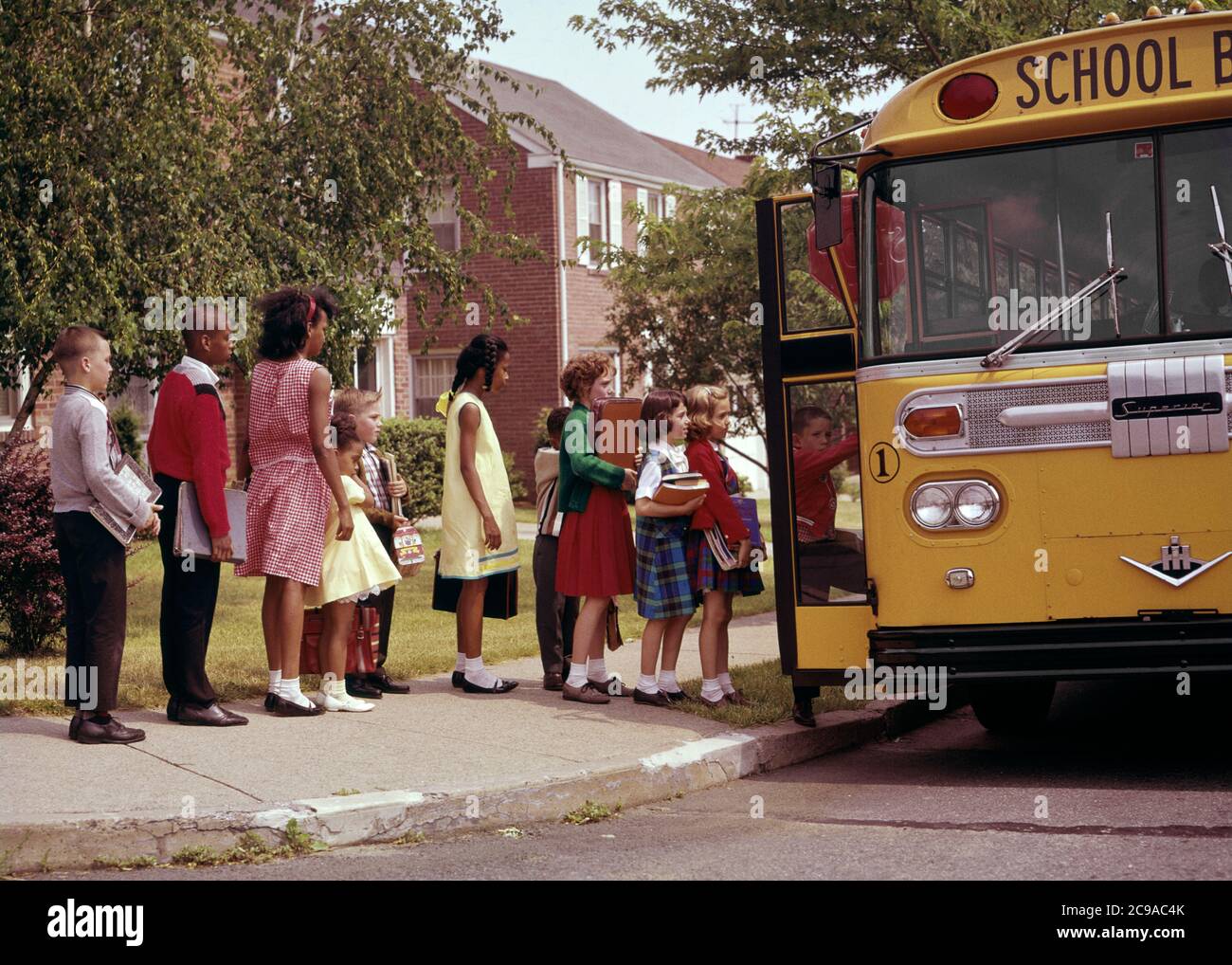 1960S GRUPPO DI BAMBINI ETNICAMENTE MISTI RAGAZZI E RAGAZZE CHE VANNO SU BUS SCOLASTICO - KS3101 HAR001 HARS SCUOLE GRADO FELICITÀ VEICOLO A MOTORE AFROAMERICANI AFROAMERICANI E CONOSCENZA ETNIA NERA COLLEGAMENTO PRIMARIO AUTOBUS DI STILE COOPERAZIONE ETNICAMENTE GRADO SCUOLA CRESCITA GIOVANILE PRE-TEEN RAGAZZA TOGETHERNESS TRANSITO CAUCASICO ETNIA HAR001 VEICOLI A MOTORE VECCHIO STILE AFROAMERICANI Foto Stock