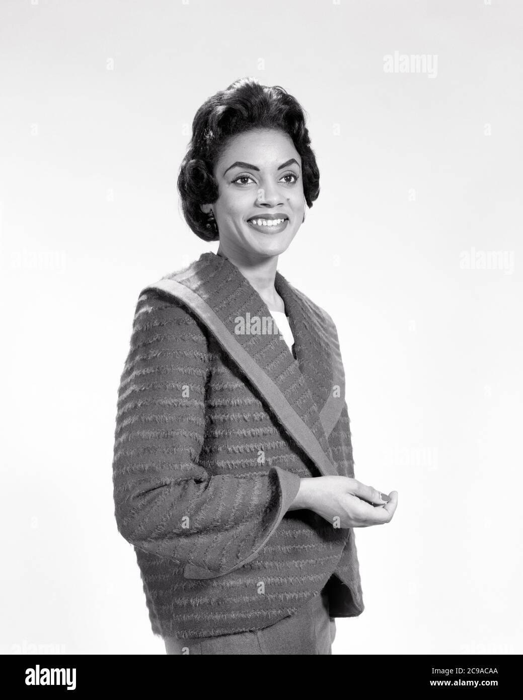 ANNI '60 AUTO POSSEDUTO DI MODA AFROAMERICANA DONNA BUSINESS EXECUTIVE RITRATTO IN PIEDI SORRIDENTE - N1036 HAR001 HARS AFROAMERICANI CORAGGIO AFROAMERICANO ECCITAZIONE CONOSCENZA LEADERSHIP NERO ETNIA DIREZIONE ORGOGLIO AUTORITÀ OCCUPAZIONI BOSS IMMAGINARIO CONCETTUALE ELEGANTE IMPRENDITORIALITÀ MANAGER MID-ADULT DONNA MID-ADULT NERO E BIANCO HAR001 VECCHIO STILE AFROAMERICANI Foto Stock