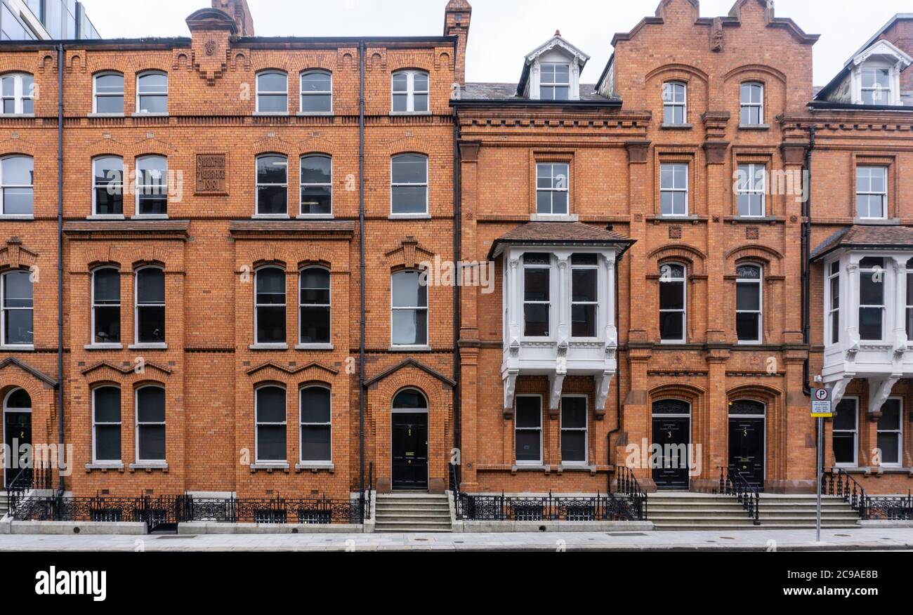 Gli eleganti edifici vittoriani in mattoni rossi di Earlsfort Terrace Dublin, Irlanda, eretti nel 1881 e denominati da John Scott, Baron Earlsfort. Foto Stock