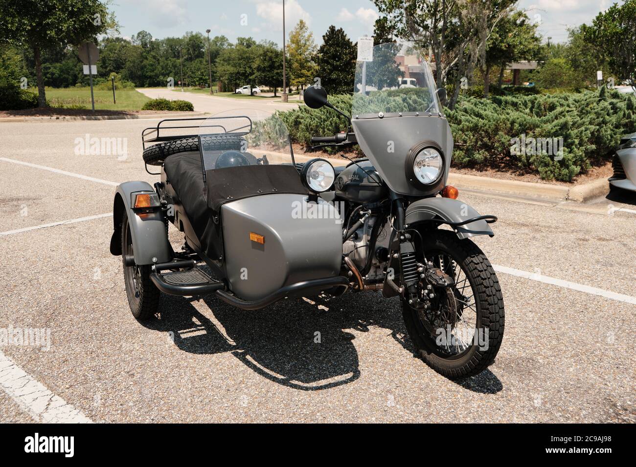 Moto o moto Ural Gear Up con sidecar parcheggiato. Foto Stock