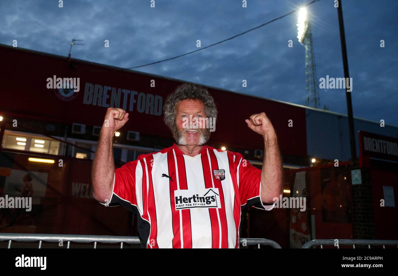 Londra, 29 luglio 2020 UN sostenitore festeggia - General View di Griffin Park, Brentford Football Club, l'ultima notte di calcio nella loro casa storica (dal 1904) prima di trasferirsi al loro nuovo terreno, il Brentford Community Stadium. Andrew Fosker / Alamy Live News Foto Stock