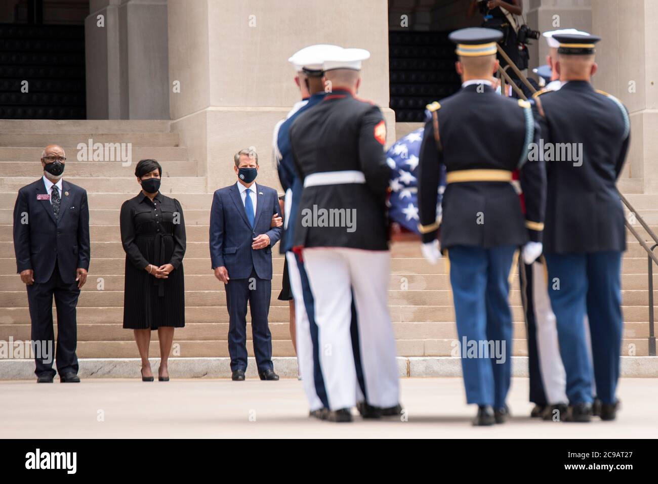 Atlanta, Georgia, Stati Uniti. 29 luglio 2020. Migliaia di persone si riuniscono al Campidoglio della Georgia per rendere omaggio al Rep. John Lewis mentre il suo corpo si trova nello stato. Credit: Steve Eberhardt/ZUMA Wire/Alamy Live News Foto Stock