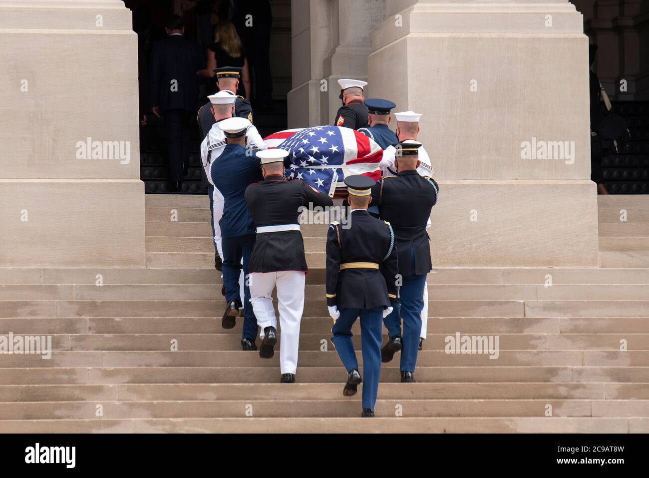 Atlanta, Georgia, Stati Uniti. 29 luglio 2020. Migliaia di persone si riuniscono al Campidoglio della Georgia per rendere omaggio al Rep. John Lewis mentre il suo corpo si trova nello stato. Credit: Steve Eberhardt/ZUMA Wire/Alamy Live News Foto Stock