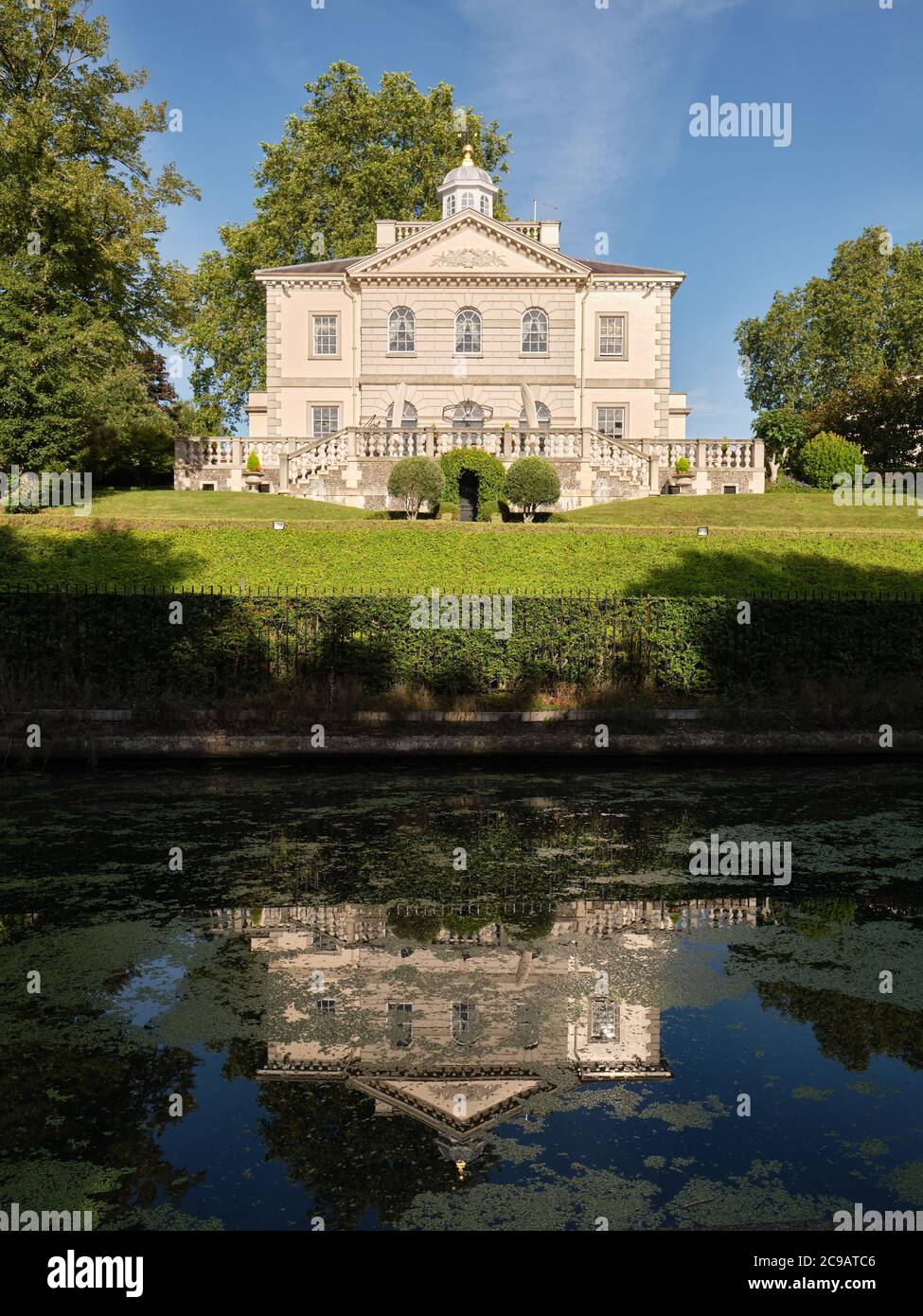 Ionic Villa del Quinlan Terry's Regent's Park ville vista dal lato del canale. Foto Stock