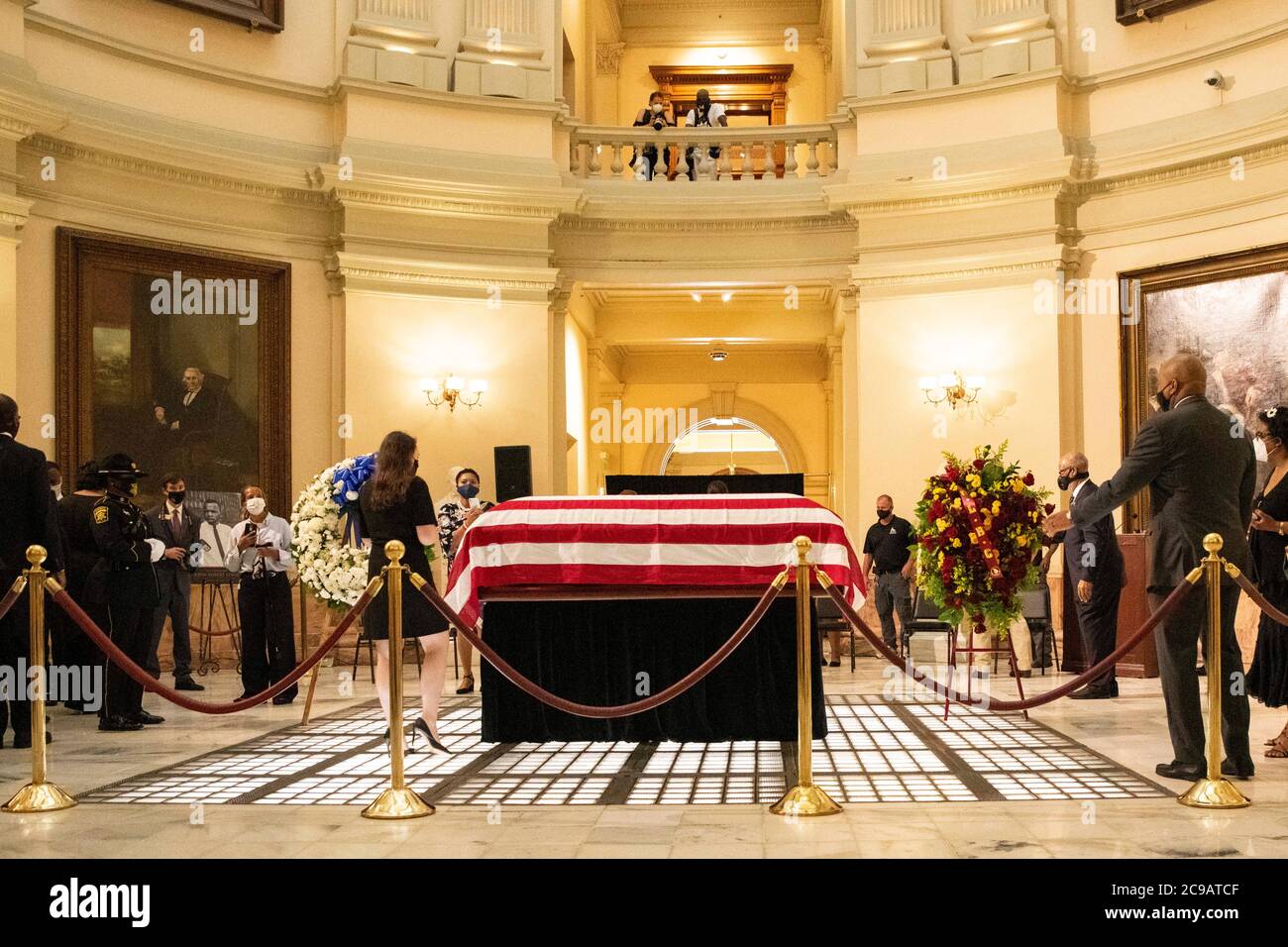 Atlanta, Georgia, Stati Uniti. 29 luglio 2020. Migliaia di persone si riuniscono al Campidoglio della Georgia per rendere omaggio al Rep. John Lewis mentre il suo corpo si trova nello stato. Credit: Steve Eberhardt/ZUMA Wire/Alamy Live News Foto Stock