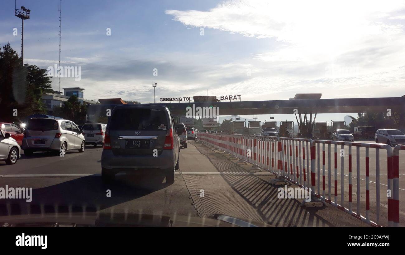 Bogor, Indonesia - 11 marzo 2019: Traffico su Sentul Barat Toll Gates o Pintu Tol Sentul Barat. Foto Stock