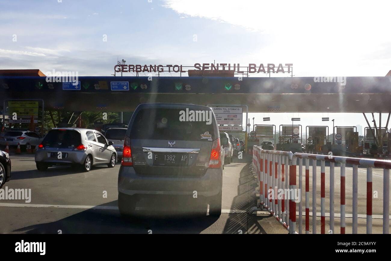 Bogor, Indonesia - 11 marzo 2019: Traffico su Sentul Barat Toll Gates o Pintu Tol Sentul Barat. Foto Stock