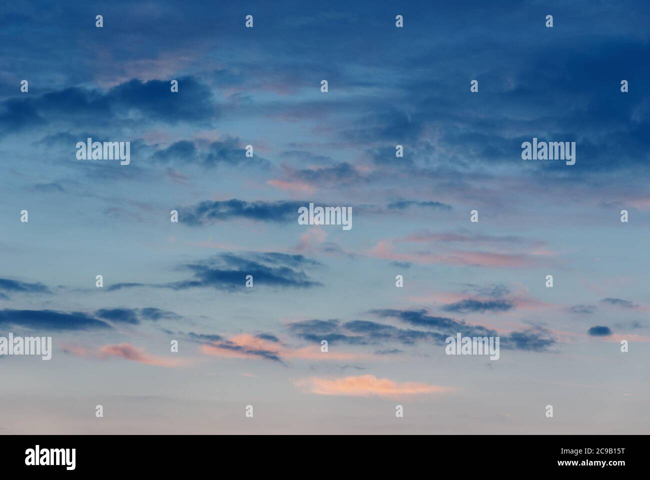 blu scuro nuvole casuali nel cielo di sera, sfondo del cielo crepuscolo Foto Stock