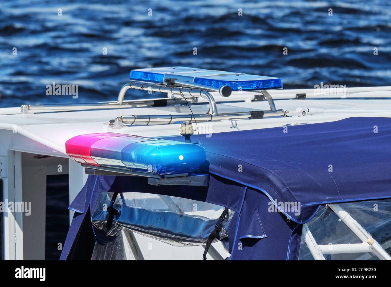 Nave da combattimento della polizia sull'acqua con luci speciali accese. Foto Stock