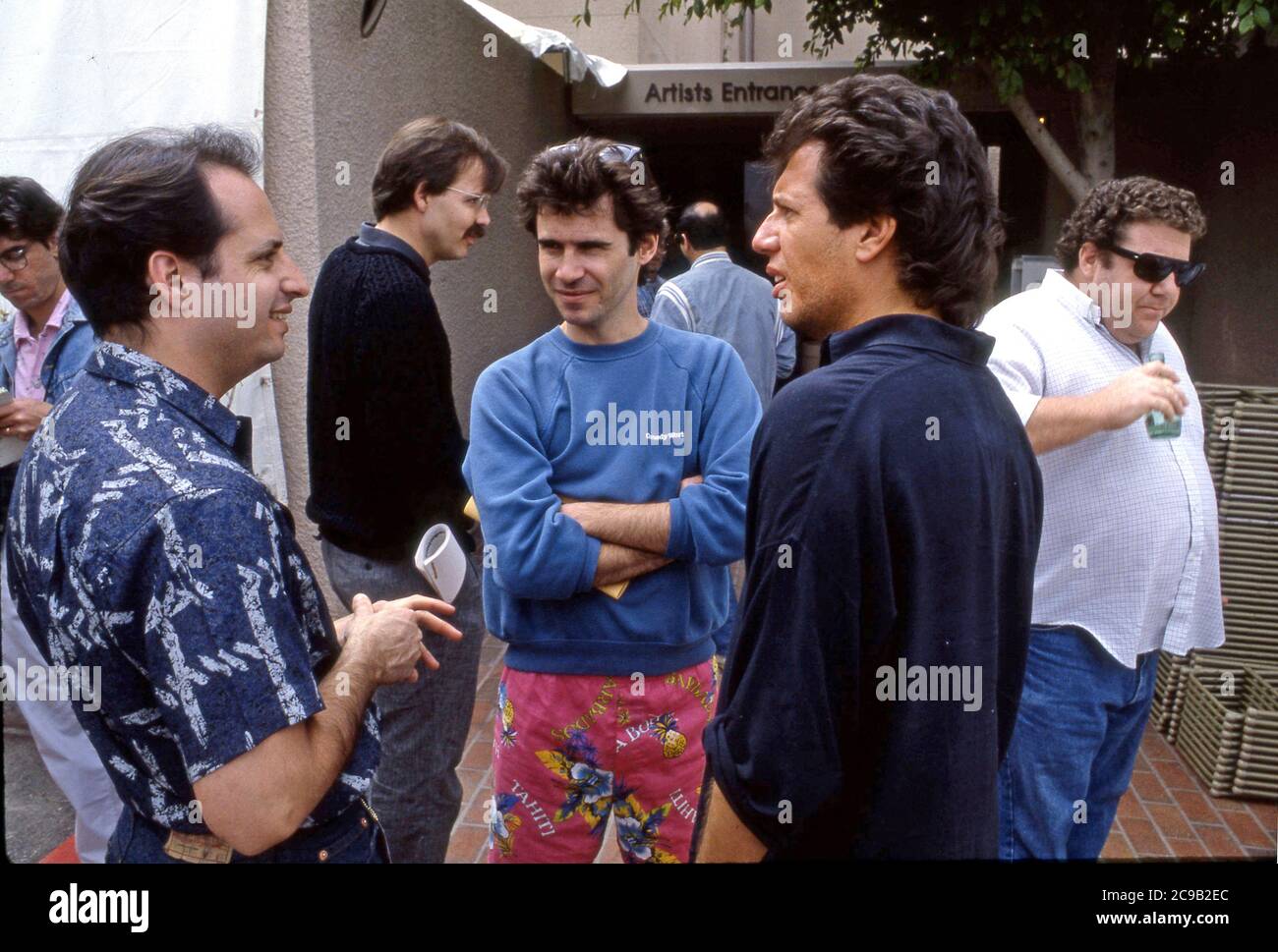 Comici tra cui Jon Lovitz, Dennis Miller, Garry Shandling, George Wendt, e altri si riuniscono dietro le quinte al Comic Relief. Foto Stock