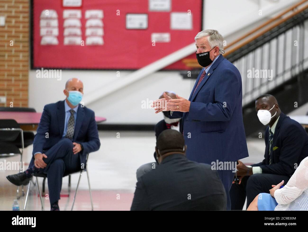 Jennings, Stati Uniti. 29 luglio 2020. Il governatore del Missouri Mike Parson conduce una tavola rotonda con i sovrintendenti della scuola di area alla Jennings High School di Jennings, Missouri, mercoledì 29 luglio 2020. Parson ha incontrato i sovrintendenti per discutere l'importanza di aprire le scuole durante la pandemia. Photo by Bill Greenblatt/UPI Credit: UPI/Alamy Live News Foto Stock