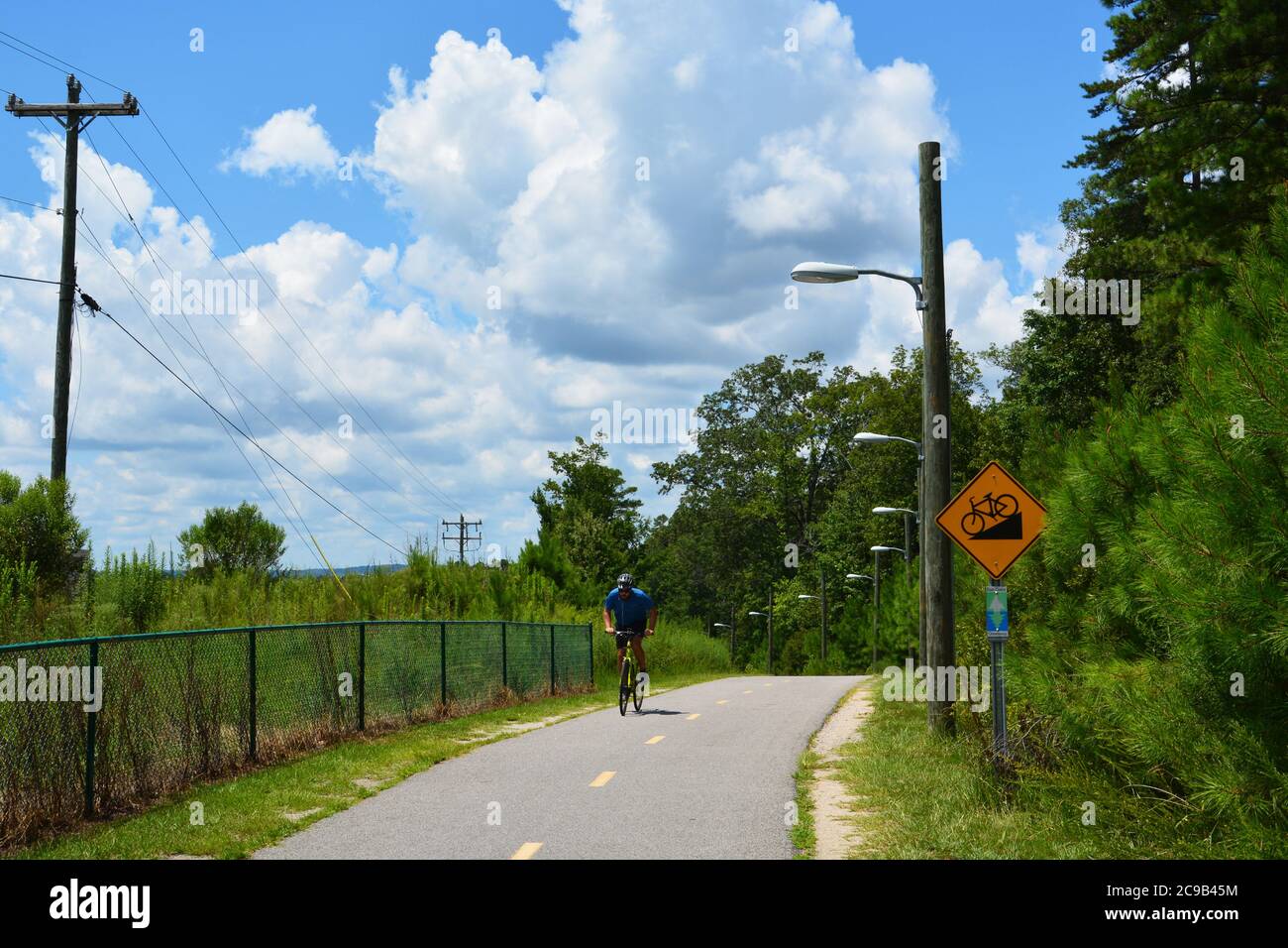 Una sezione dell'American Tobacco Trail tra Durham e Chapel Hill NC che convertì un letto ferroviario abbandonato in una via verde pubblica di 22 miglia. Foto Stock