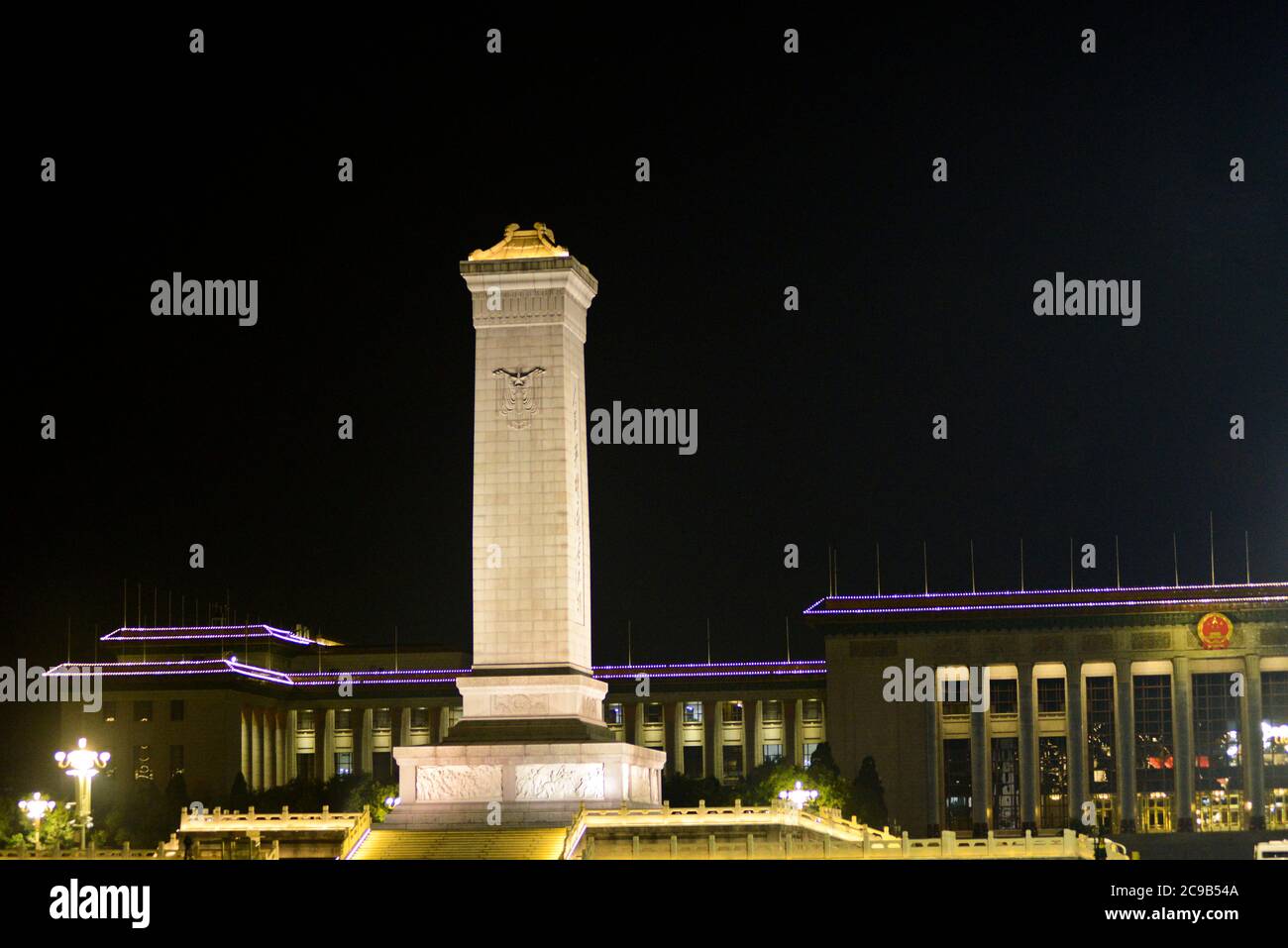 Piazza Tiananmen: Monumento agli Eroi del Popolo e al Mausoleo di Mao Zedong. Pechino, Cina Foto Stock