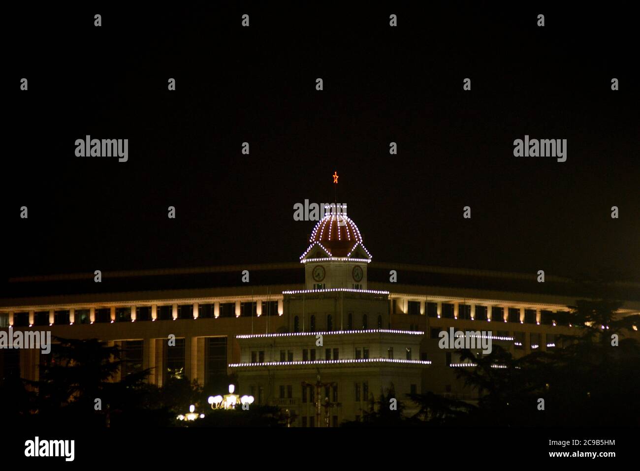 Torre dell'orologio della stazione ferroviaria di Tiananmen di notte. Pechino, Cina Foto Stock