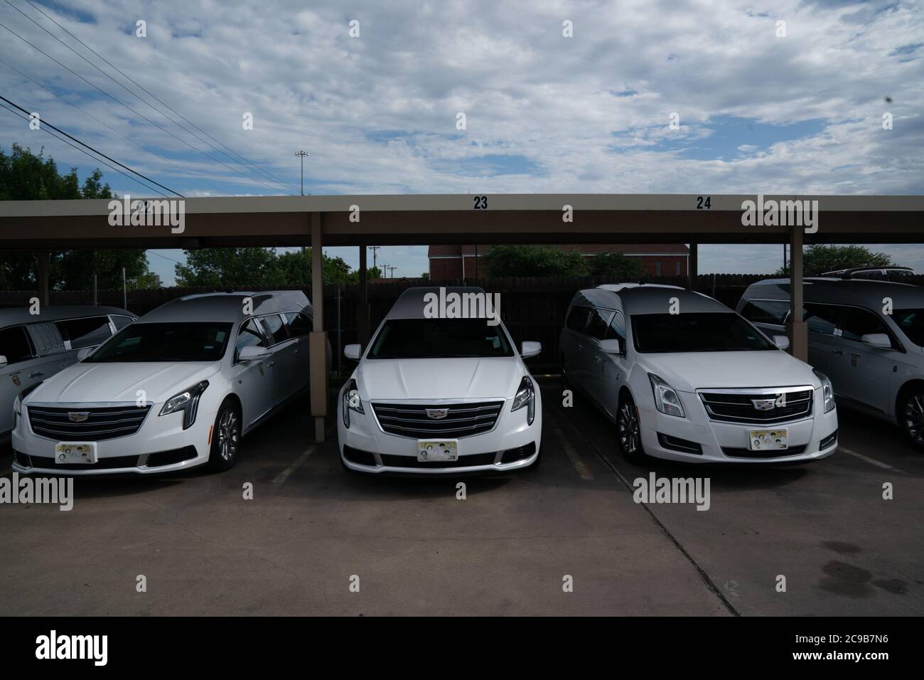 Dallas, Texas, Stati Uniti. 29 luglio 2020. Audizioni nel parcheggio presso la Golden Gate Funeral Home a Dallas, Texas, il 29 luglio 2020. John Beckwith, direttore della casa funebre, ha preparato il suo staff e la sua attività per un aumento dei decessi correlati a COVID-19 nelle prossime settimane. Credit: Bryan Smith/ZUMA Wire/Alamy Live News Foto Stock