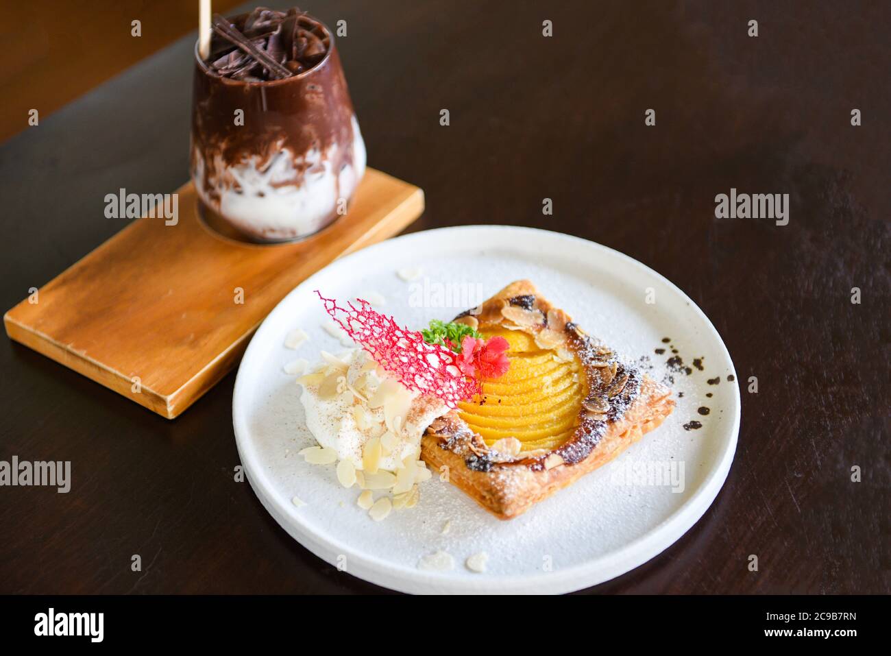 Homemade dessert delicious cake with peaches and icing sugar and cocoa drink / Peach Pie on white plate Foto Stock
