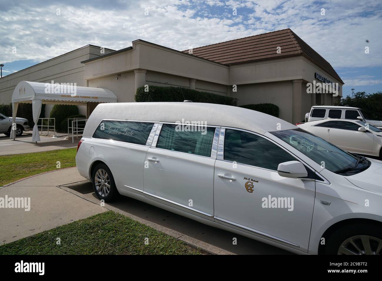 Dallas, Texas, Stati Uniti. 29 luglio 2020. Audizioni nel parcheggio presso la Golden Gate Funeral Home a Dallas, Texas, il 29 luglio 2020. John Beckwith, direttore della casa funebre, ha preparato il suo staff e la sua attività per un aumento dei decessi correlati a COVID-19 nelle prossime settimane. Credit: Bryan Smith/ZUMA Wire/Alamy Live News Foto Stock