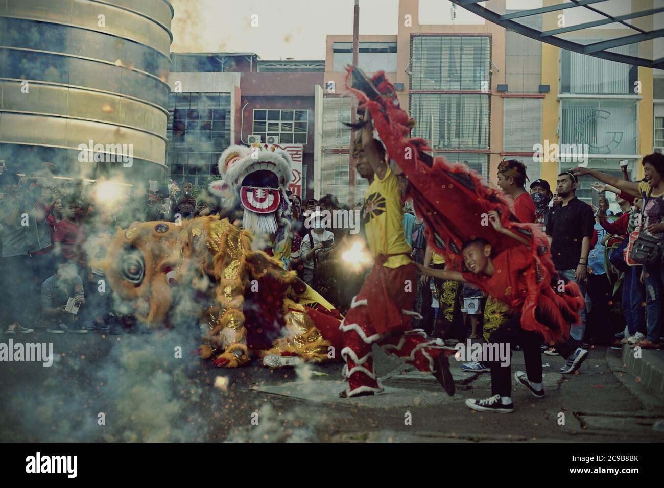 Una performance di danza leone cinese durante il 'Kirab Budaya Cap Go Meh Bandung 2015' (2015 Bandung Lantern Festival Cultural Parade) a Bandung City, Indonesia. Foto Stock