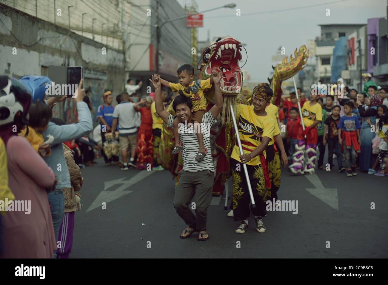 Migliaia di cittadini Bandung si impacchettano per le strade per partecipare alla gioiosa celebrazione di Cap Go Meh (equivalente al festival delle Lanterne). Foto Stock