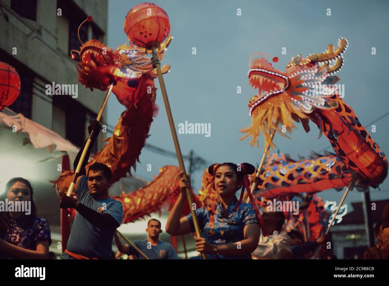 Una squadra di lanterna di drago parata durante la Parata Culturale del Festival della Lanterna di Bandung 2015 (Kirab Budaya Cap Go Meh Bandung 2015) a Bandung City, Indonesia. Foto Stock