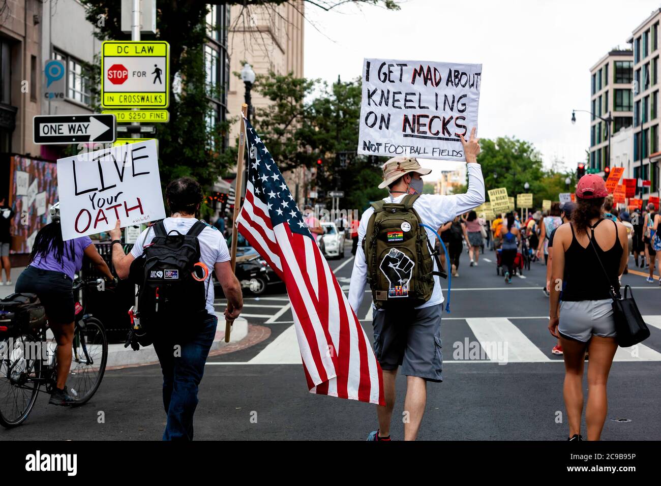 I membri di Vets for BLM partecipano a marzo contro lo Stato di polizia di Trump a sostegno della libertà di parola a Portland, Washington, DC, Stati Uniti Foto Stock