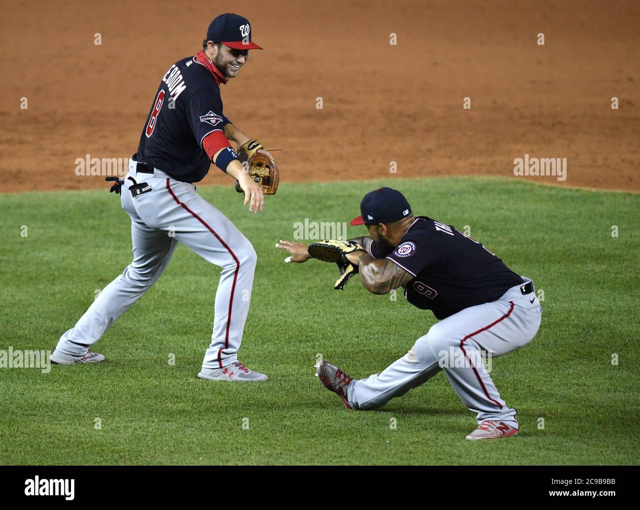 Washington, Stati Uniti. 29 luglio 2020. Washington Nationals shortstop carter Kieboom (L) e il primo baseman del centrocampista Eric Thames festeggiano la loro vittoria 4-0 sui Toronto Blue Jays al Nationals Park mercoledì 29 luglio 2020 a Washington, DC. Foto di Kevin Dietsch/UPI Credit: UPI/Alamy Live News Foto Stock