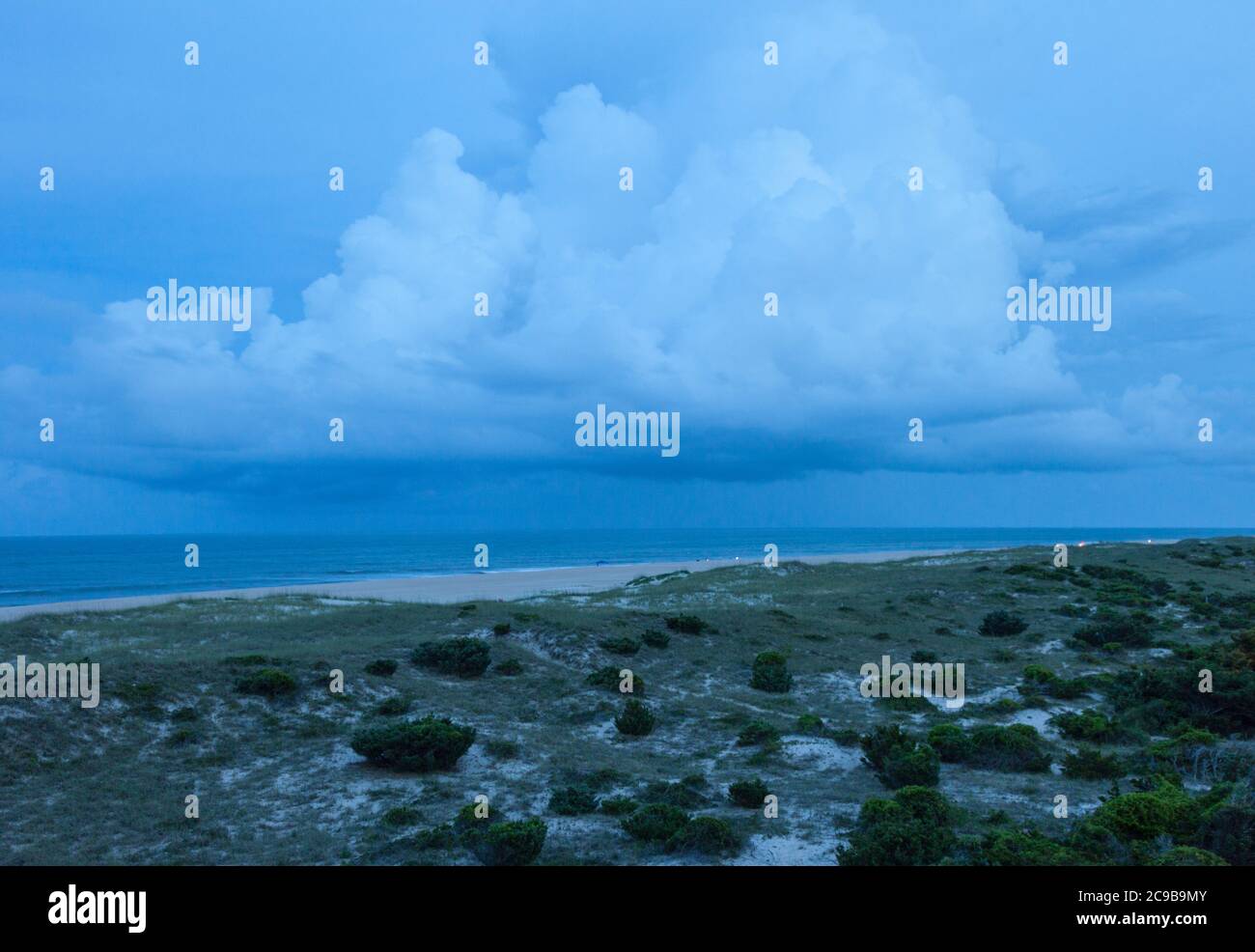 Avon, Outer Banks, Carolina del Nord. Sera nuvole sulle sponde esterne, Oceano Atlantico in background. Foto Stock