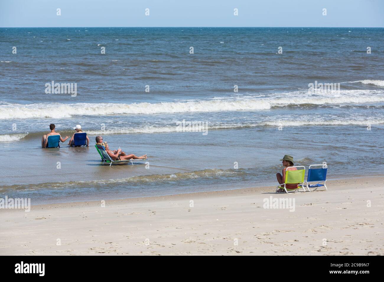 Avon, Outer Banks, Carolina del Nord. Vacanzieri in attesa della marea. Foto Stock