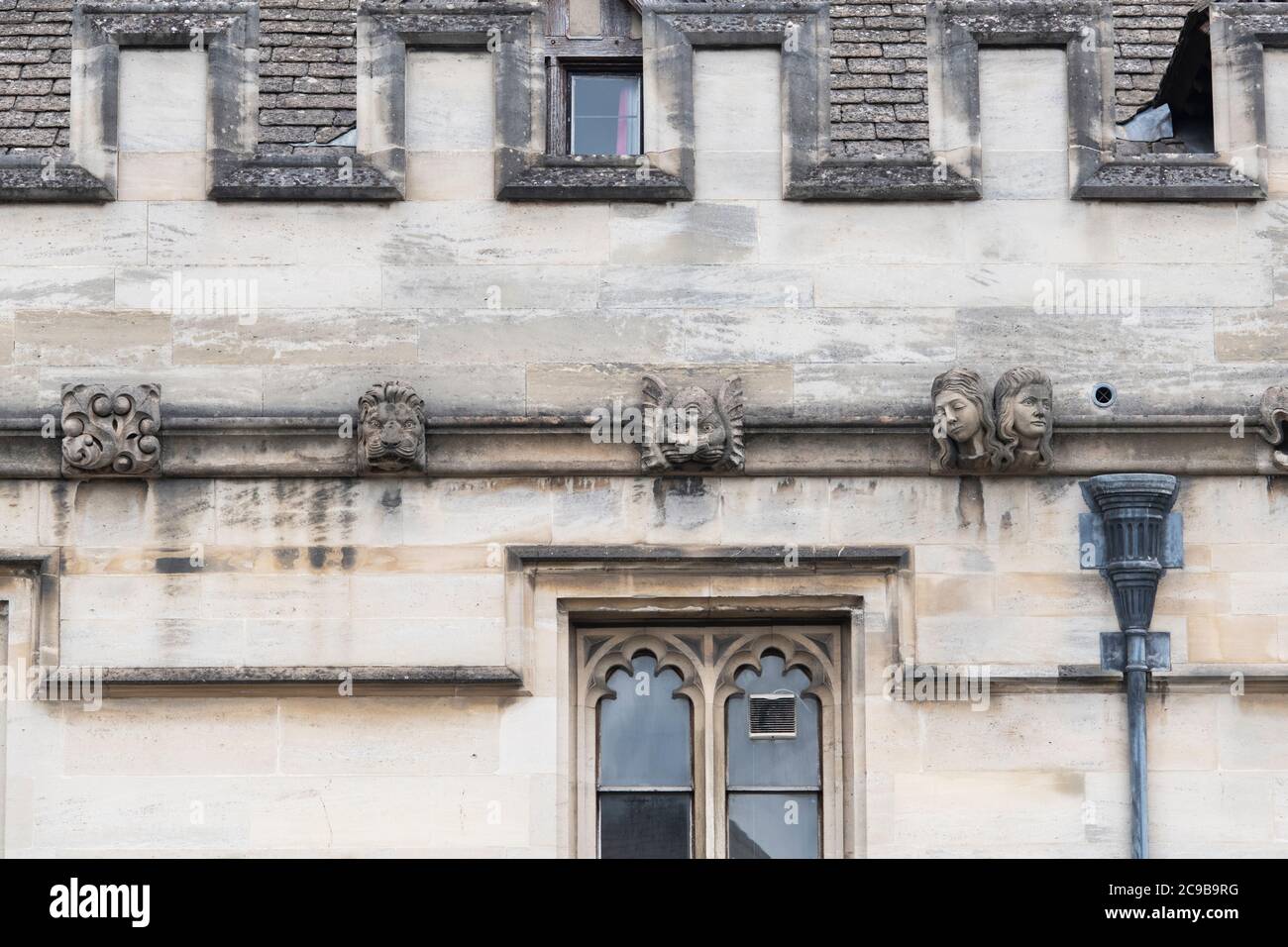 Gargoyle lungo l'esterno del Magdalen college. Oxford. Oxfordshire, Inghilterra Foto Stock