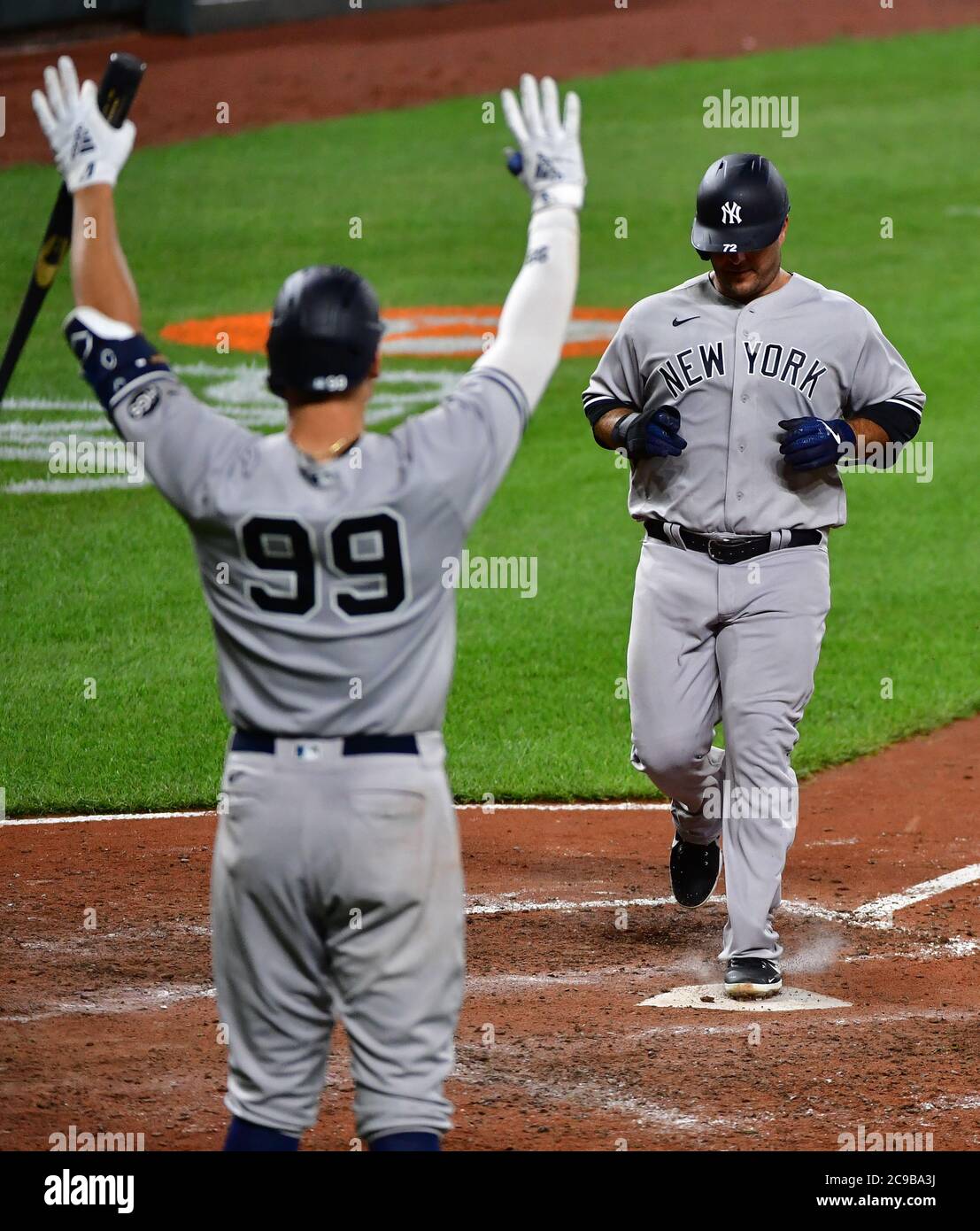 Baltimora, Stati Uniti. 29 luglio 2020. Mike Ford (72) di New York Yankees segna contro gli Orioles di Baltimora, mentre Aaron Judge (99) gli segnala durante il sesto assestamento di una partita di apertura della casa della Major League Baseball a Camden Yards a Baltimora, MD, mercoledì 29 luglio 2020. Foto di David Tulis/UPI Credit: UPI/Alamy Live News Foto Stock