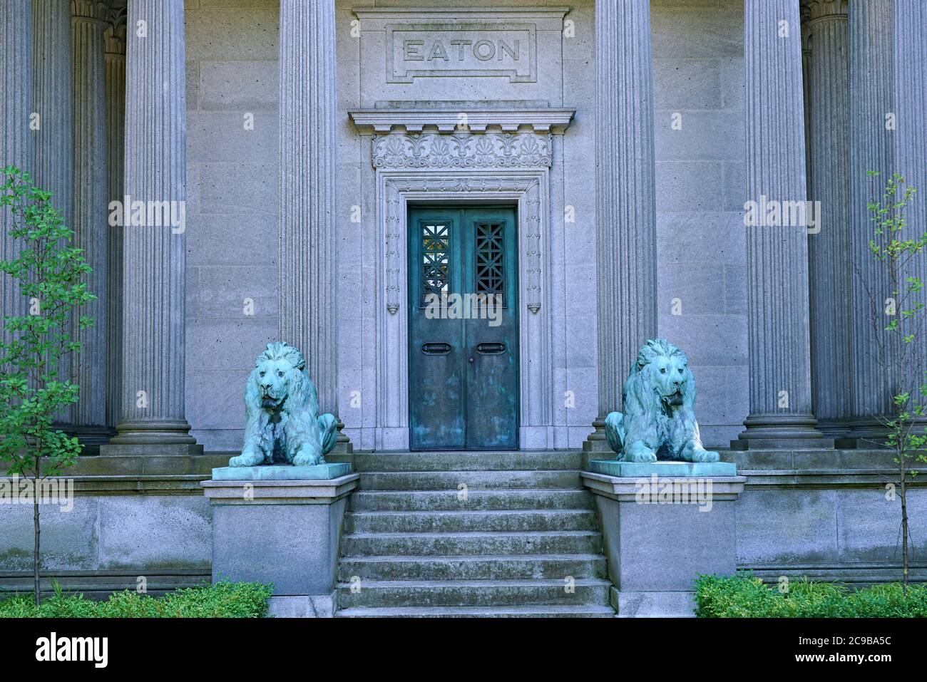 Toronto, Canada - 24 luglio 2020: Il Mount Pleasant Cemetery è un'enorme area simile a un parco nel centro di Toronto con monumenti funebri di interesse storico. Foto Stock Toronto, Canada - 24 luglio 2020: Il Mount Pleasant Cemetery è un'enorme area simile a un parco nel centro di Toronto con monumenti funebri di interesse storico. Foto Stock