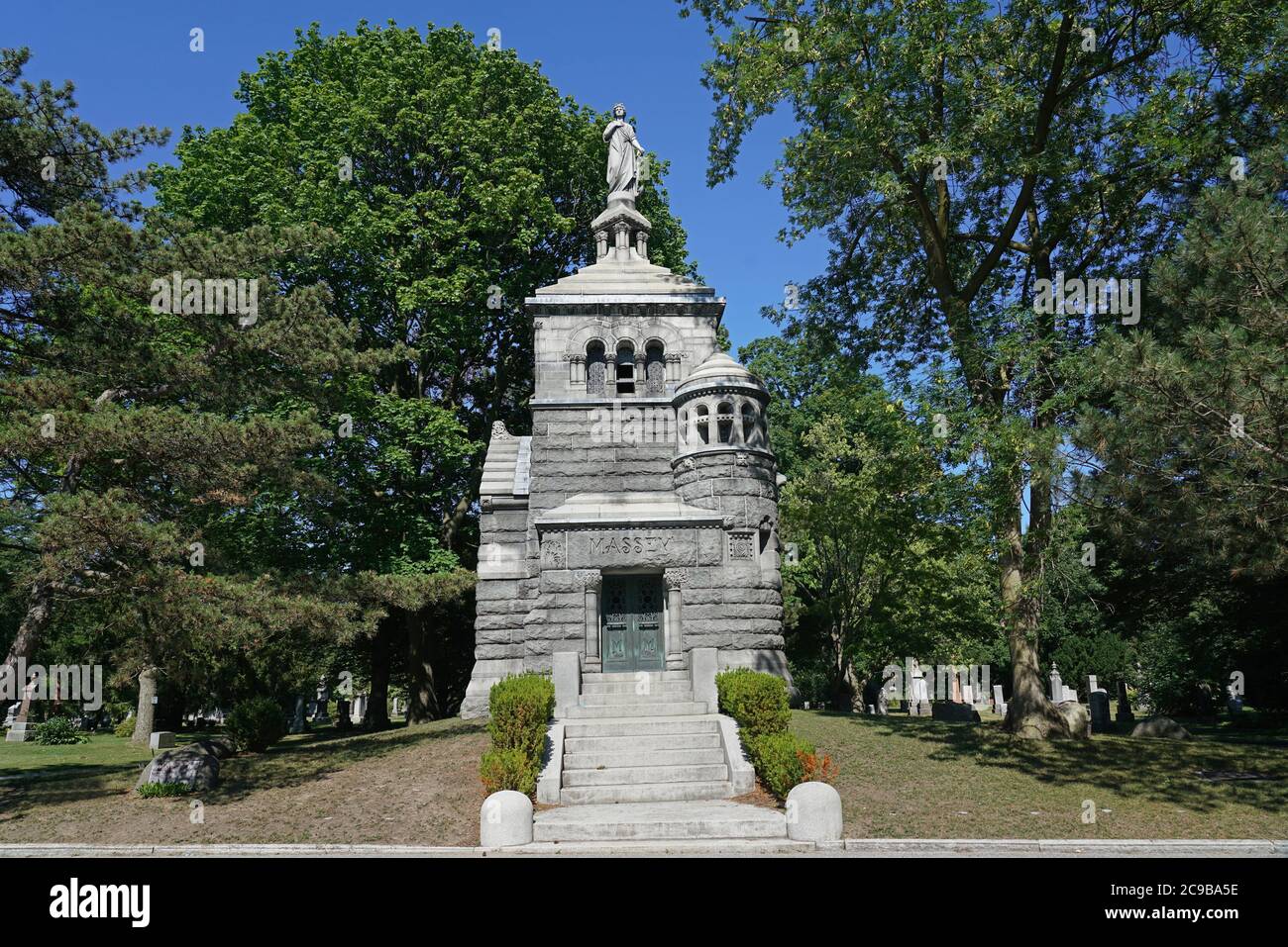 Toronto, Canada - 24 luglio 2020: Il Mount Pleasant Cemetery è un'enorme area simile a un parco nel centro di Toronto con monumenti funebri di interesse storico. Foto Stock