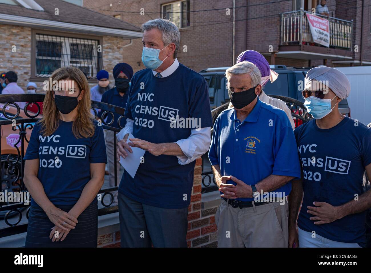 NEW YORK, NY – 29 LUGLIO 2020: Il sindaco Bill de Blasio va a bussare alla porta per incoraggiare i newyorkesi a completare il censimento a South Richmond Hill, Queens. Foto Stock