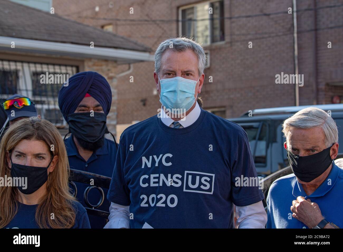 NEW YORK, NY – 29 LUGLIO 2020: Il sindaco Bill de Blasio va a bussare alla porta per incoraggiare i newyorkesi a completare il censimento a South Richmond Hill, Queens. Foto Stock