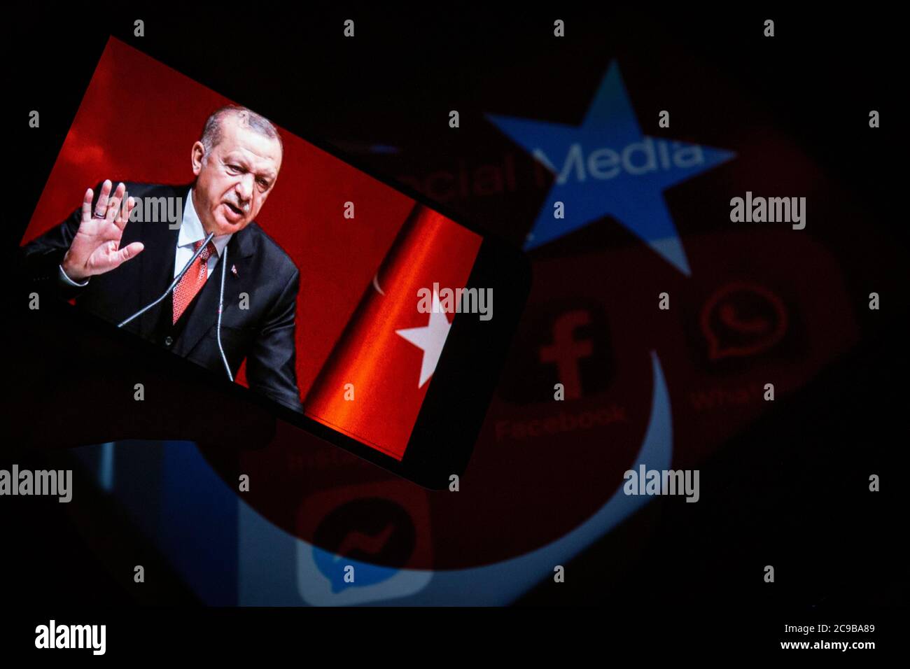 Ankara, Turchia. 29 luglio 2020. In questa illustrazione fotografica, le applicazioni dei social media vengono visualizzate su un telefono cellulare il 29 luglio 2020 ad Ankara, Turchia. Il parlamento turco ha approvato mercoledì una nuova legge per regolamentare i contenuti dei social media. La legge richiederà alle società straniere di social media di avere un rappresentante con sede in Turchia nominato per trattare qualsiasi problema che le autorità abbiano sul contenuto. (Foto di Tunahan Turhan/INA Photo Agency/Sipa USA) Credit: Sipa USA/Alamy Live News Foto Stock