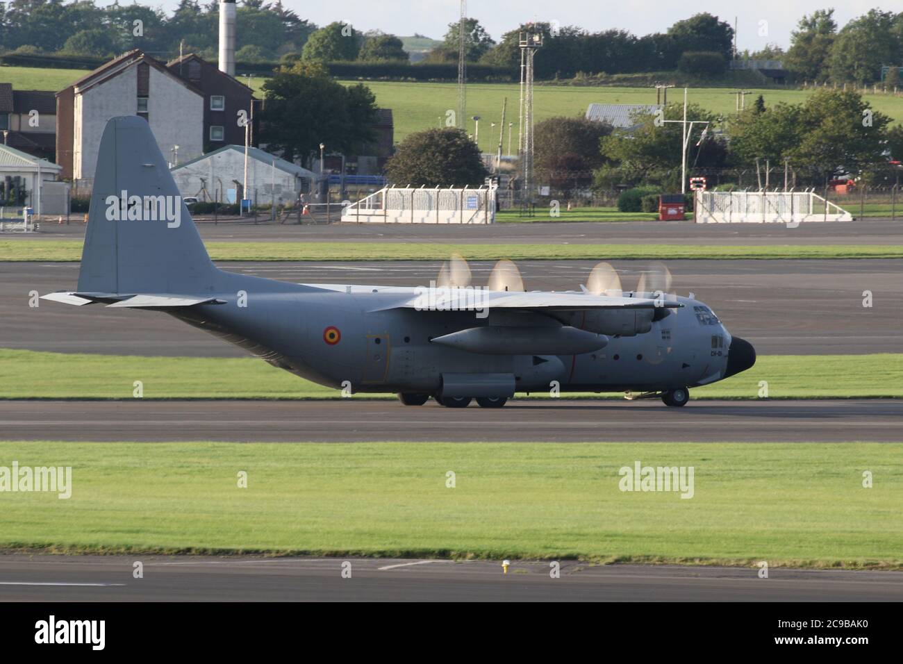 CH-01, un Lockheed C-130H Hercules operato dall'Aeronautica Belga, poco dopo l'atterraggio all'aeroporto di Prestwick, in Ayrshire, Scozia. Foto Stock