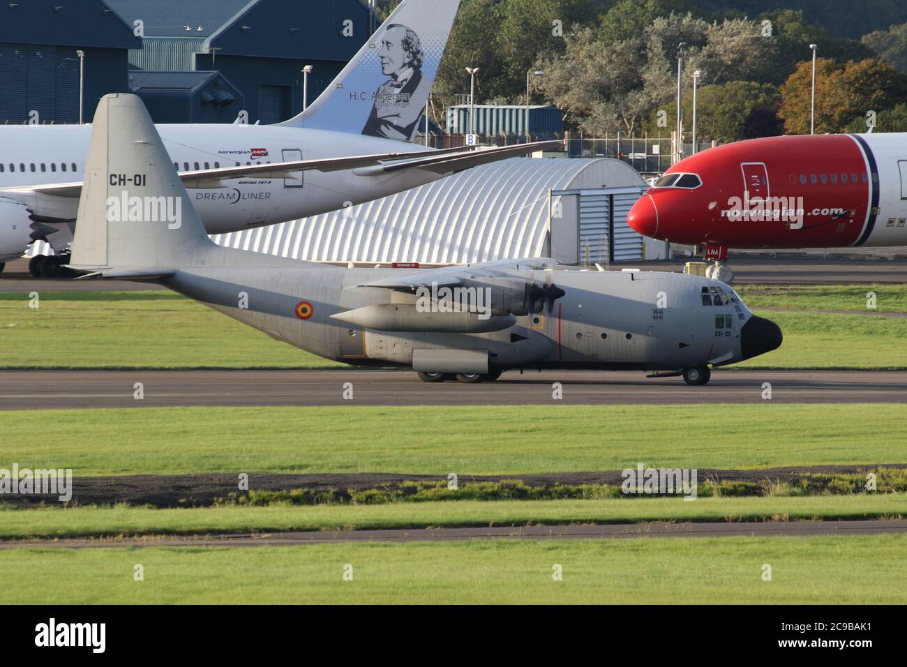 CH-01, un Lockheed C-130H Hercules operato dall'Aeronautica Belga, poco dopo l'atterraggio all'aeroporto di Prestwick, in Ayrshire, Scozia. Foto Stock