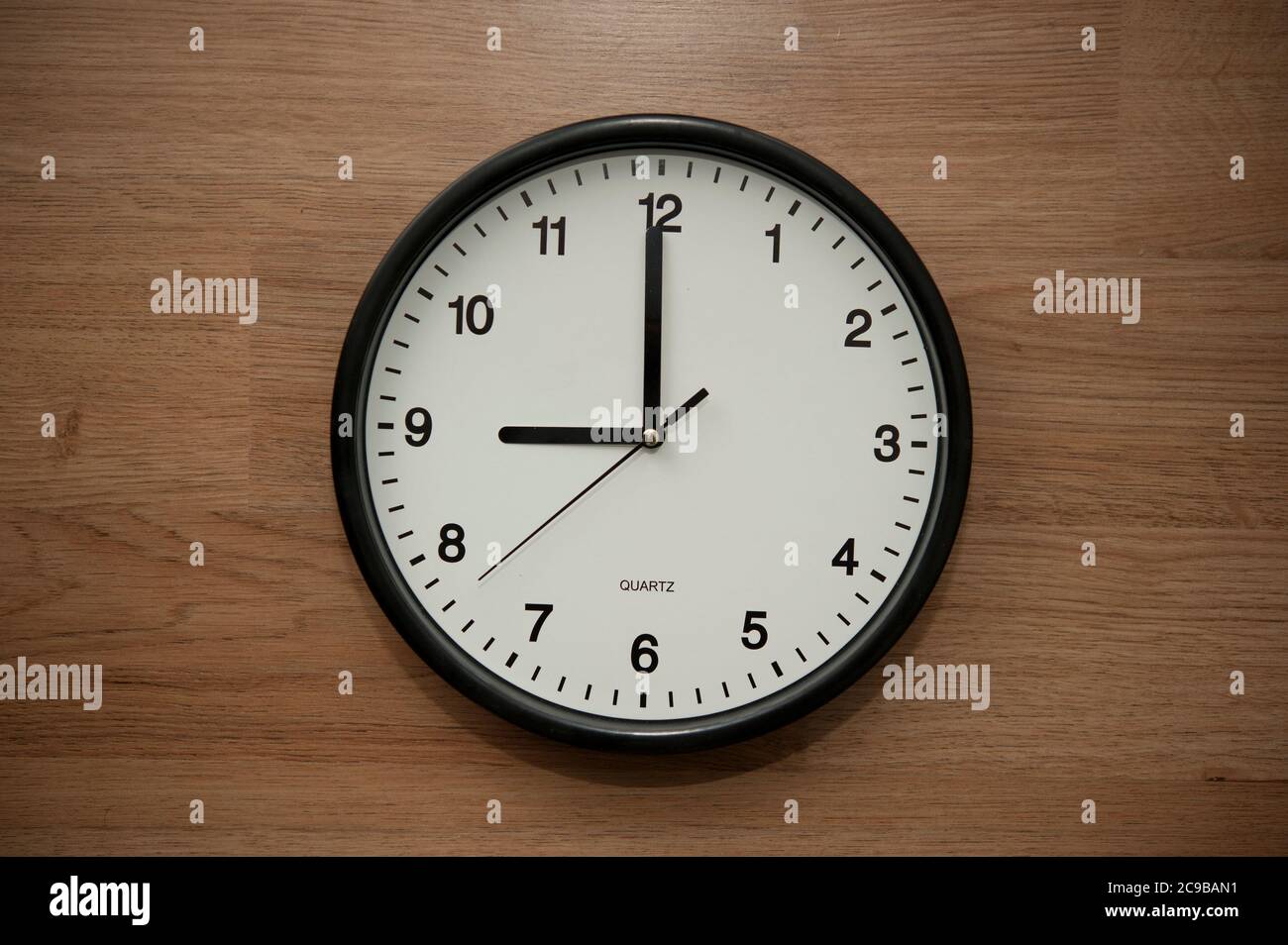 orologio a parete che indica l'ora delle nove Foto Stock