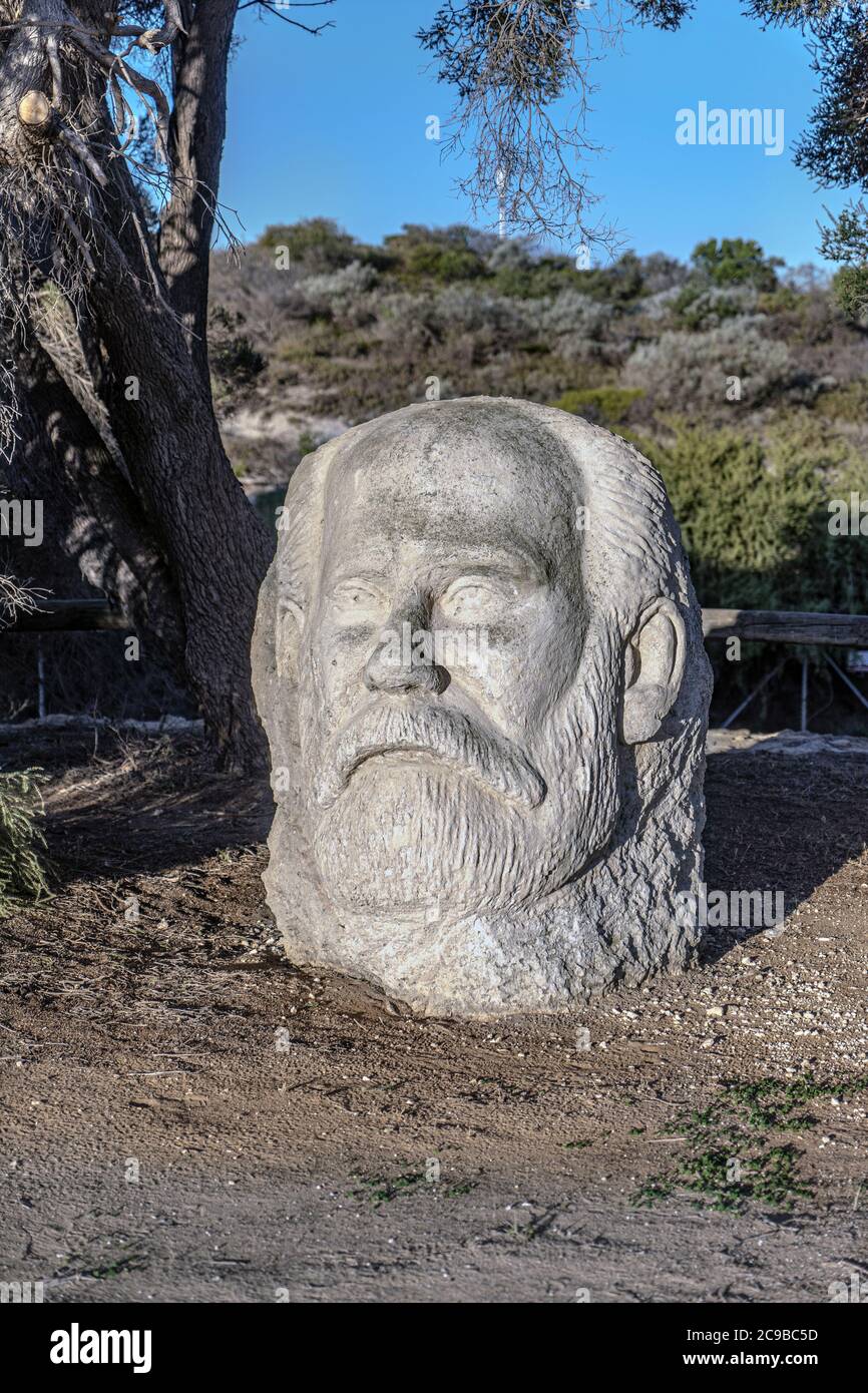 Waugal monoliti leggenda. I monoliti di Waugal le interpretazioni calcaree del tempo del sogno aborigeno sono state create dallo scultore locale Mark le Buse. Foto Stock