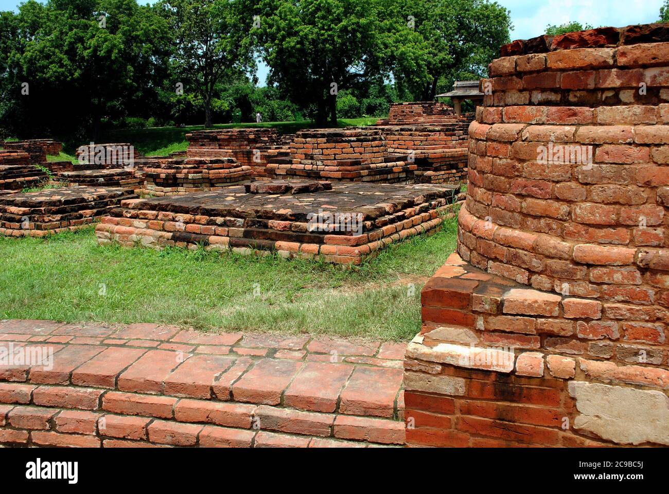 Dhamekh Stupa a Sarnath, Varanasi, India. È un sito patrimonio dell'umanità dell'UNESCO e il luogo sacro dei pellegrini buddisti. Foto Stock