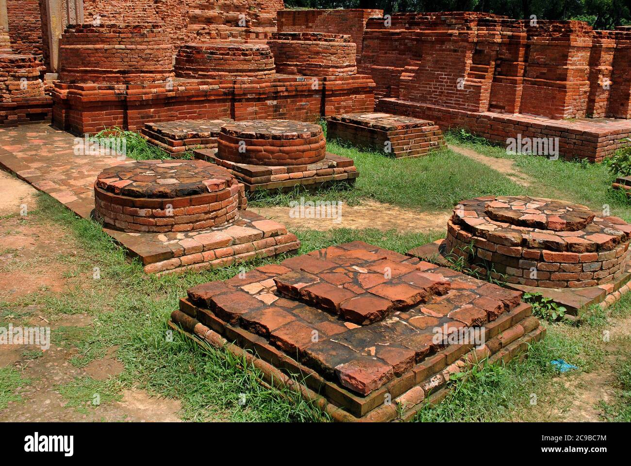 Dhamekh Stupa a Sarnath, Varanasi, India. È un sito patrimonio dell'umanità dell'UNESCO e il luogo sacro dei pellegrini buddisti. Foto Stock