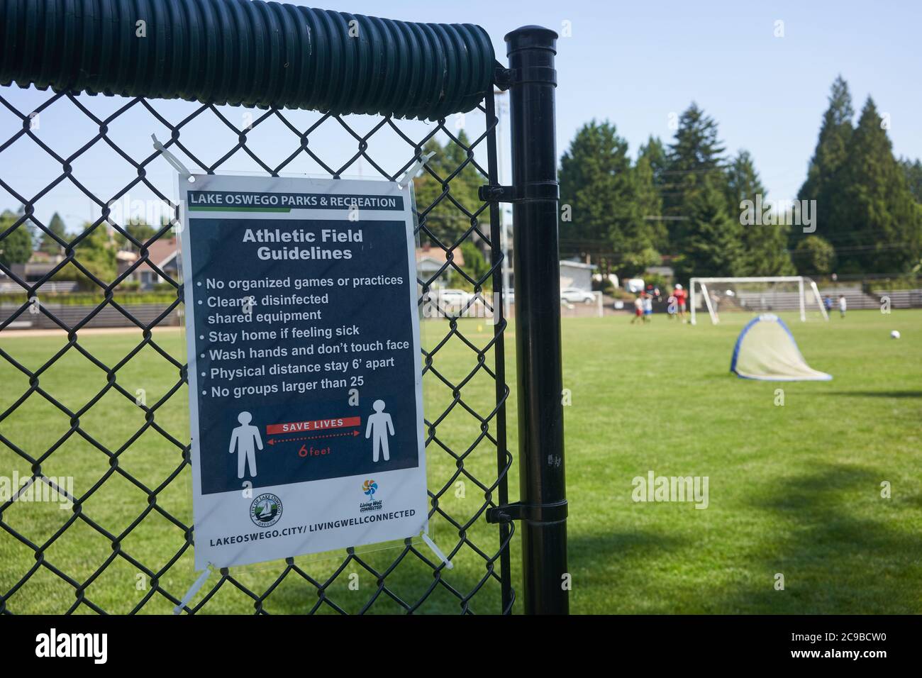 Le linee guida per i campi sportivi si trovano all'ingresso di un campo sportivo nel lago Oswego, Oregon, martedì 27 luglio 2020, durante un'estate pandemica. Foto Stock