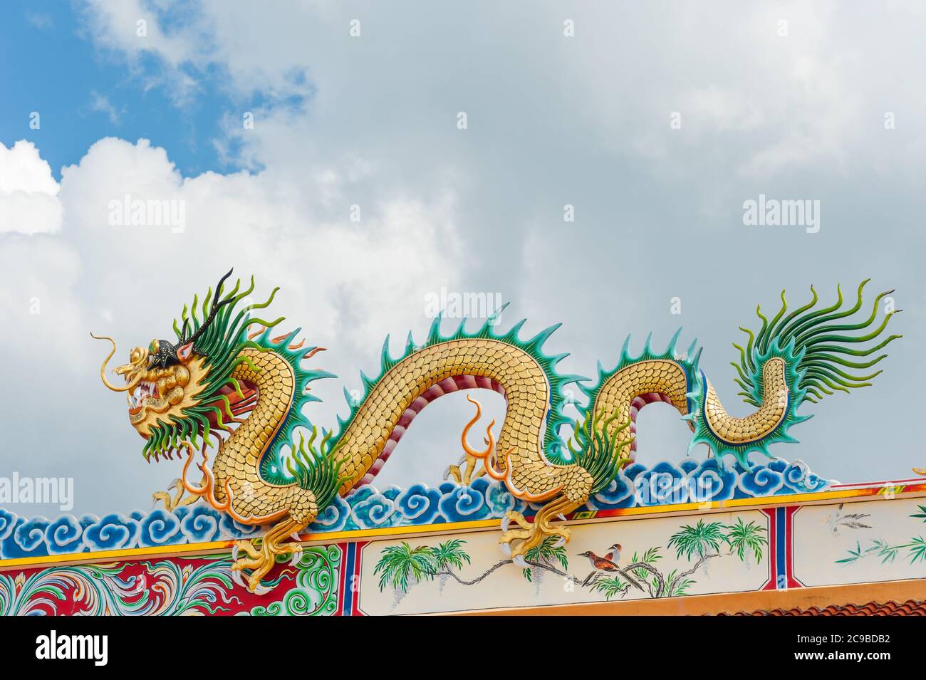 Drago d'oro - Statua in un tempio cinese in thailandia. Foto Stock