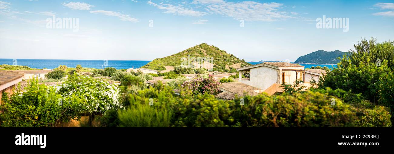 Paesaggio mediterraneo. Villa antica con vista panoramica sul Mar Mediterraneo. Sardegna. Italia. Foto Stock
