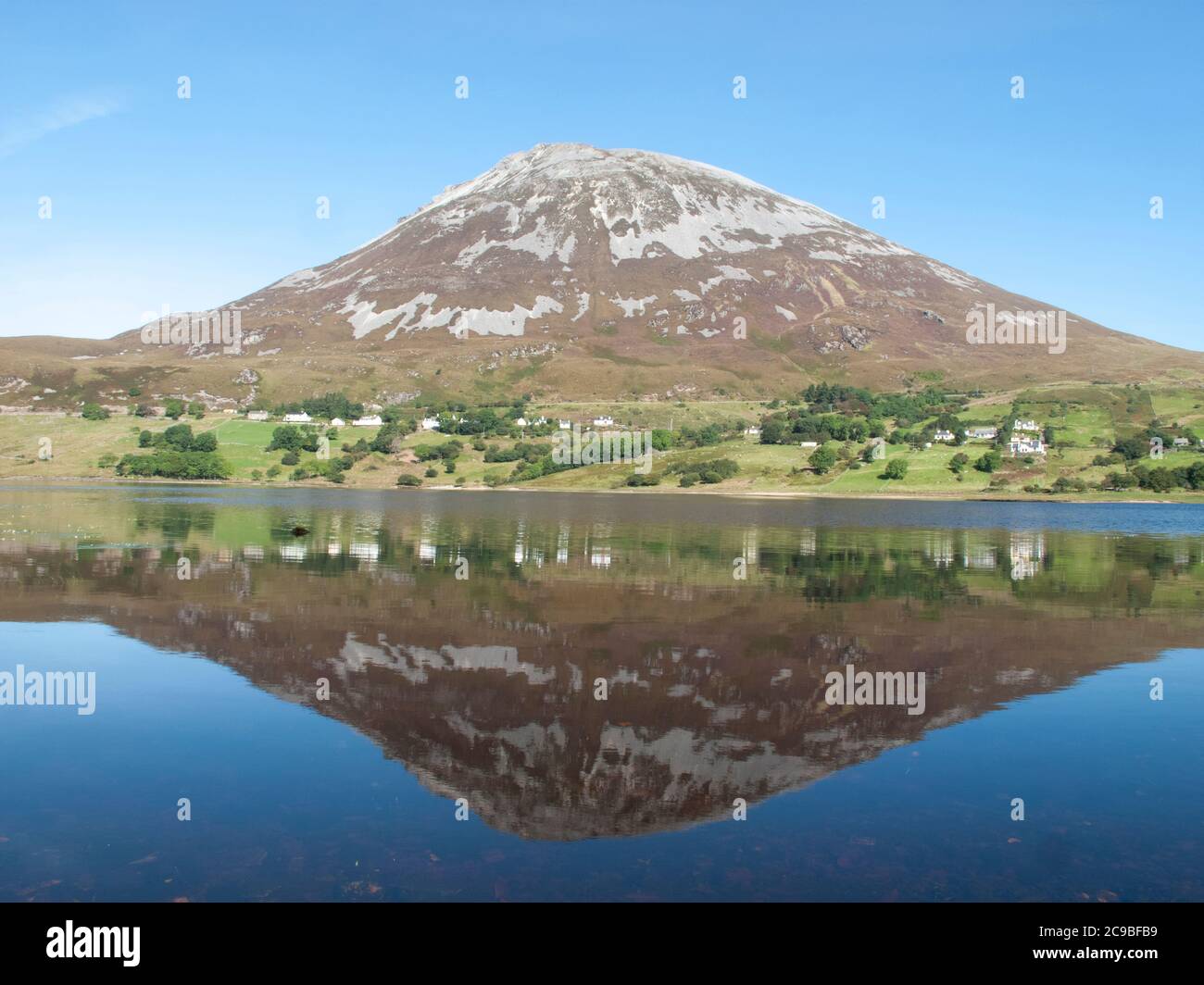 Monte Errigal con riflessione in lago, Wild Atlantic Way, Donegal, Irlanda Foto Stock